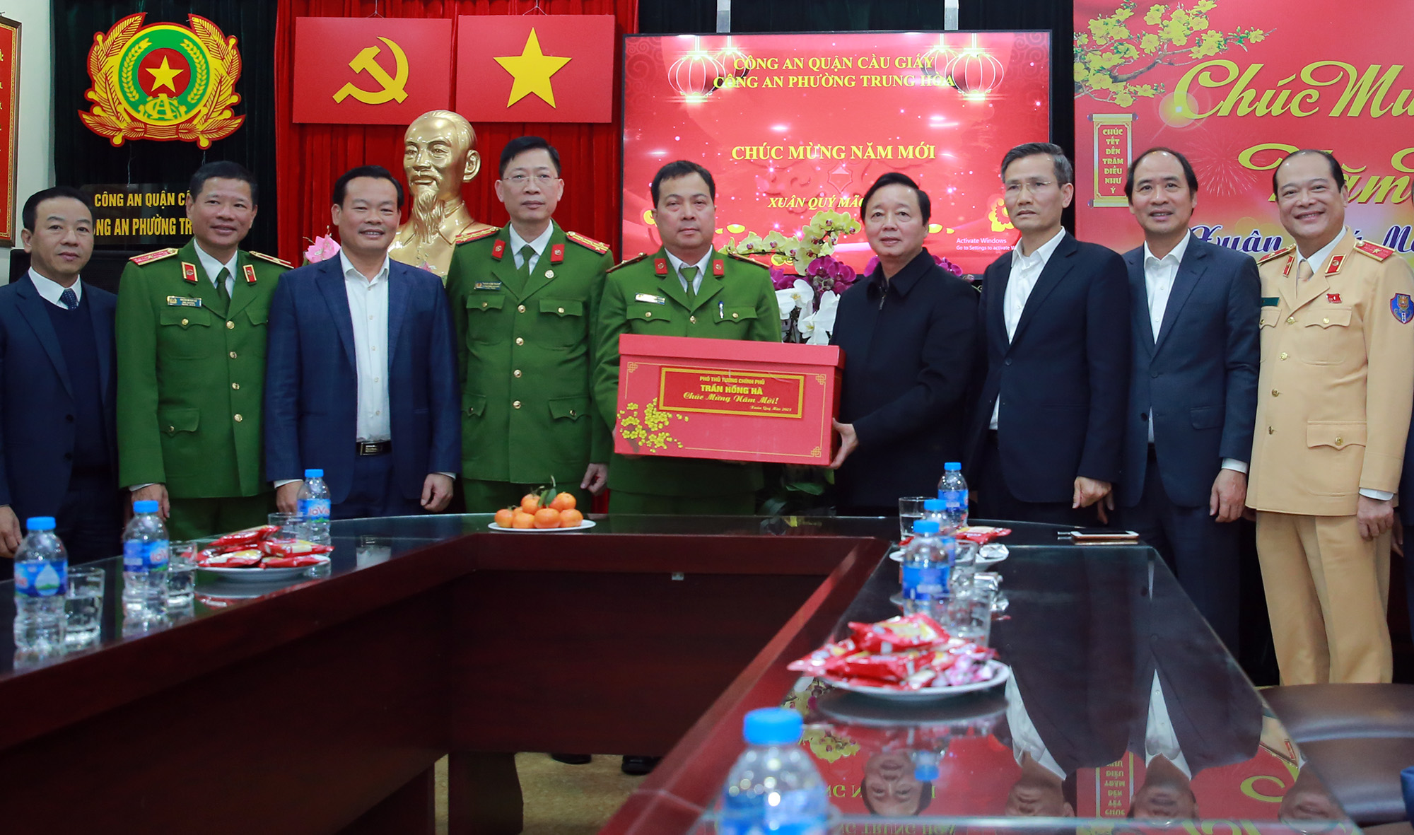 Phó Thủ tướng Trần Hồng Hà thăm, chúc Tết các lực lượng ứng trực đêm Giao thừa - Ảnh 3. Phó Thủ tướng Trần Hồng Hà thăm, chúc Tết các lực lượng ứng trực đêm Giao thừa - Ảnh 3.