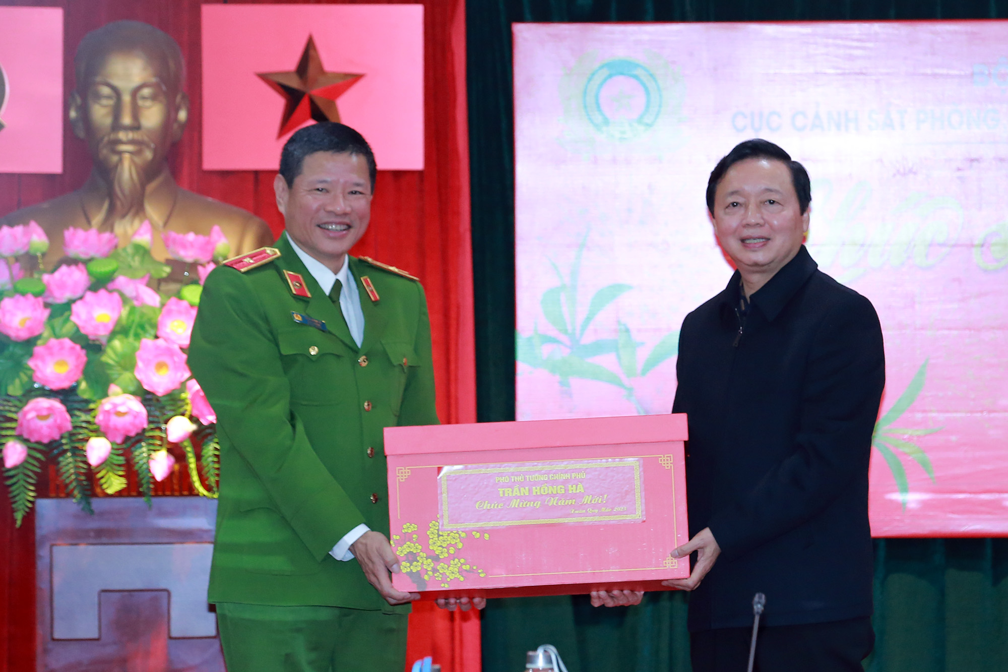 Phó Thủ tướng Trần Hồng Hà thăm, chúc Tết các lực lượng ứng trực đêm Giao thừa - Ảnh 2. Phó Thủ tướng Trần Hồng Hà thăm, chúc Tết các lực lượng ứng trực đêm Giao thừa - Ảnh 2.