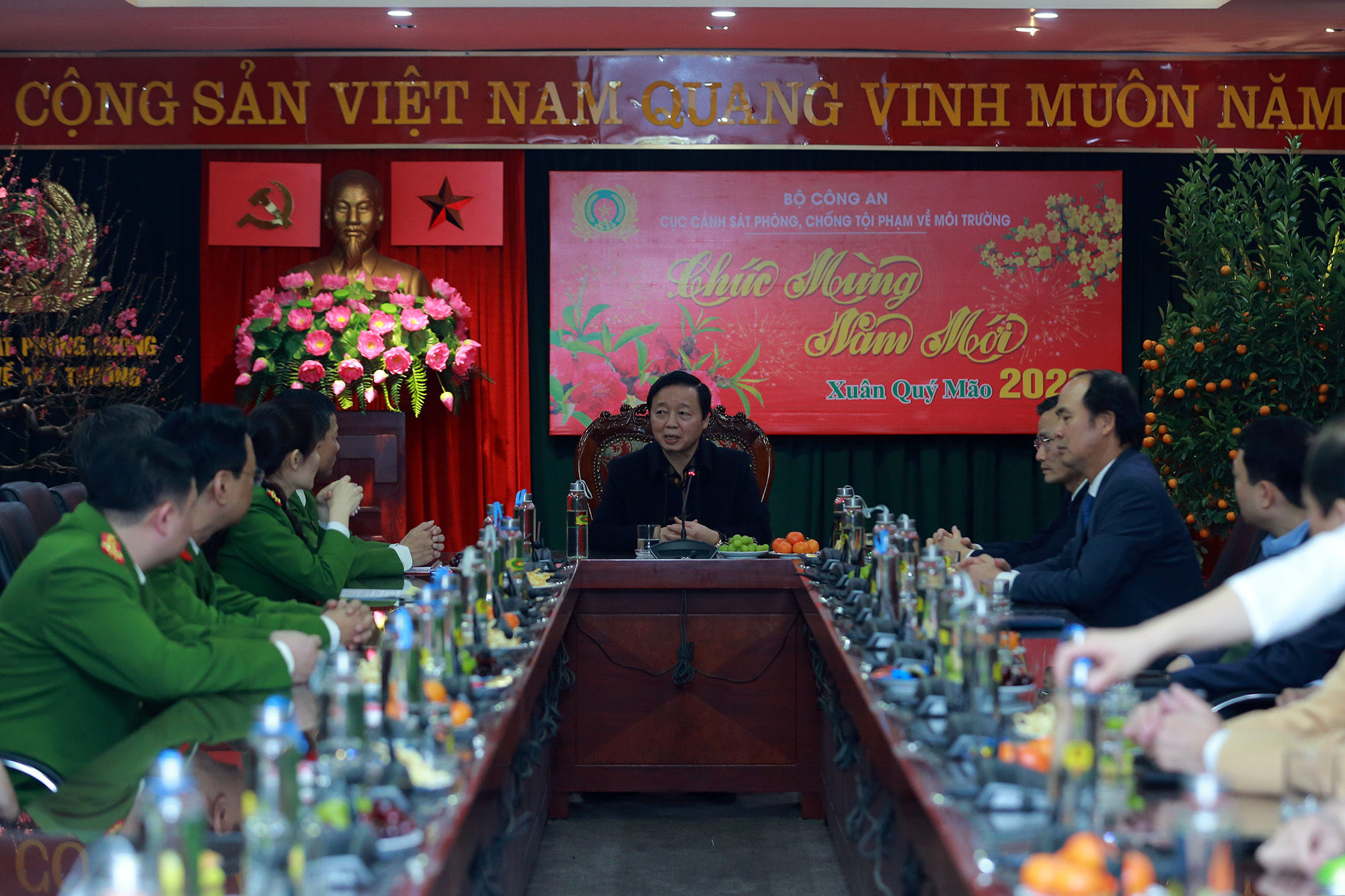 Phó Thủ tướng Trần Hồng Hà thăm, chúc Tết các lực lượng ứng trực đêm Giao thừa - Ảnh 1. Phó Thủ tướng Trần Hồng Hà thăm, chúc Tết các lực lượng ứng trực đêm Giao thừa - Ảnh 1.