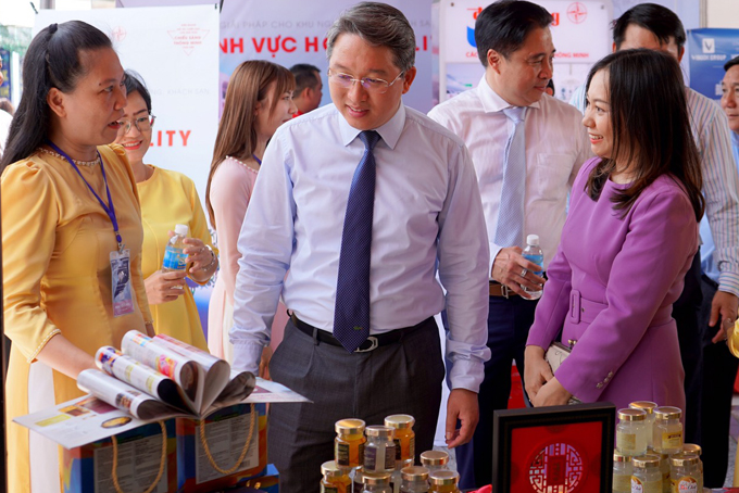 Đồng chí Nguyễn Hải Ninh tham quan gian hàng Hải Yến Nha Trang tại TechFest vùng Nam Trung Bộ và Tây Nguyên năm 2022