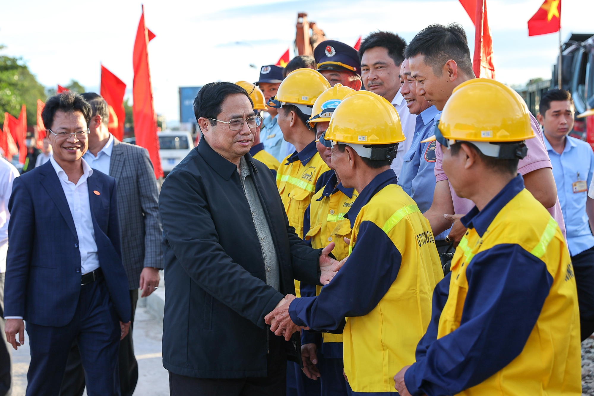 Thủ tướng: Vừa cải tạo, nâng cấp đường sắt Hà Nội – TPHCM, vừa nghiên cứu, chuẩn bị đầu tư đường sắt tốc độ cao Bắc - Nam - Ảnh 3. Thủ tướng: Vừa cải tạo, nâng cấp đường sắt Hà Nội – TPHCM, vừa nghiên cứu, chuẩn bị đầu tư đường sắt tốc độ cao Bắc - Nam - Ảnh 3.
