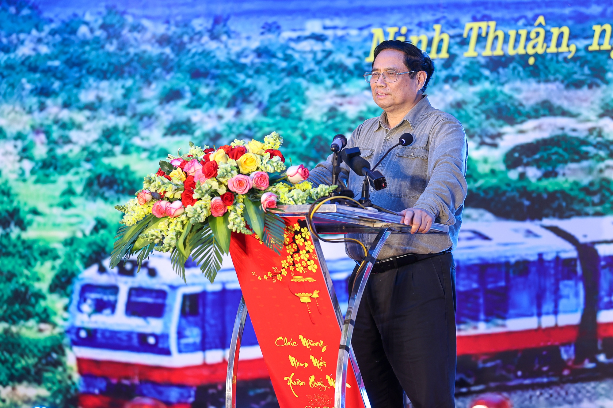 Thủ tướng: Vừa cải tạo, nâng cấp đường sắt Hà Nội – TPHCM, vừa nghiên cứu, chuẩn bị đầu tư đường sắt tốc độ cao Bắc - Nam - Ảnh 2. Thủ tướng: Vừa cải tạo, nâng cấp đường sắt Hà Nội – TPHCM, vừa nghiên cứu, chuẩn bị đầu tư đường sắt tốc độ cao Bắc - Nam - Ảnh 2.