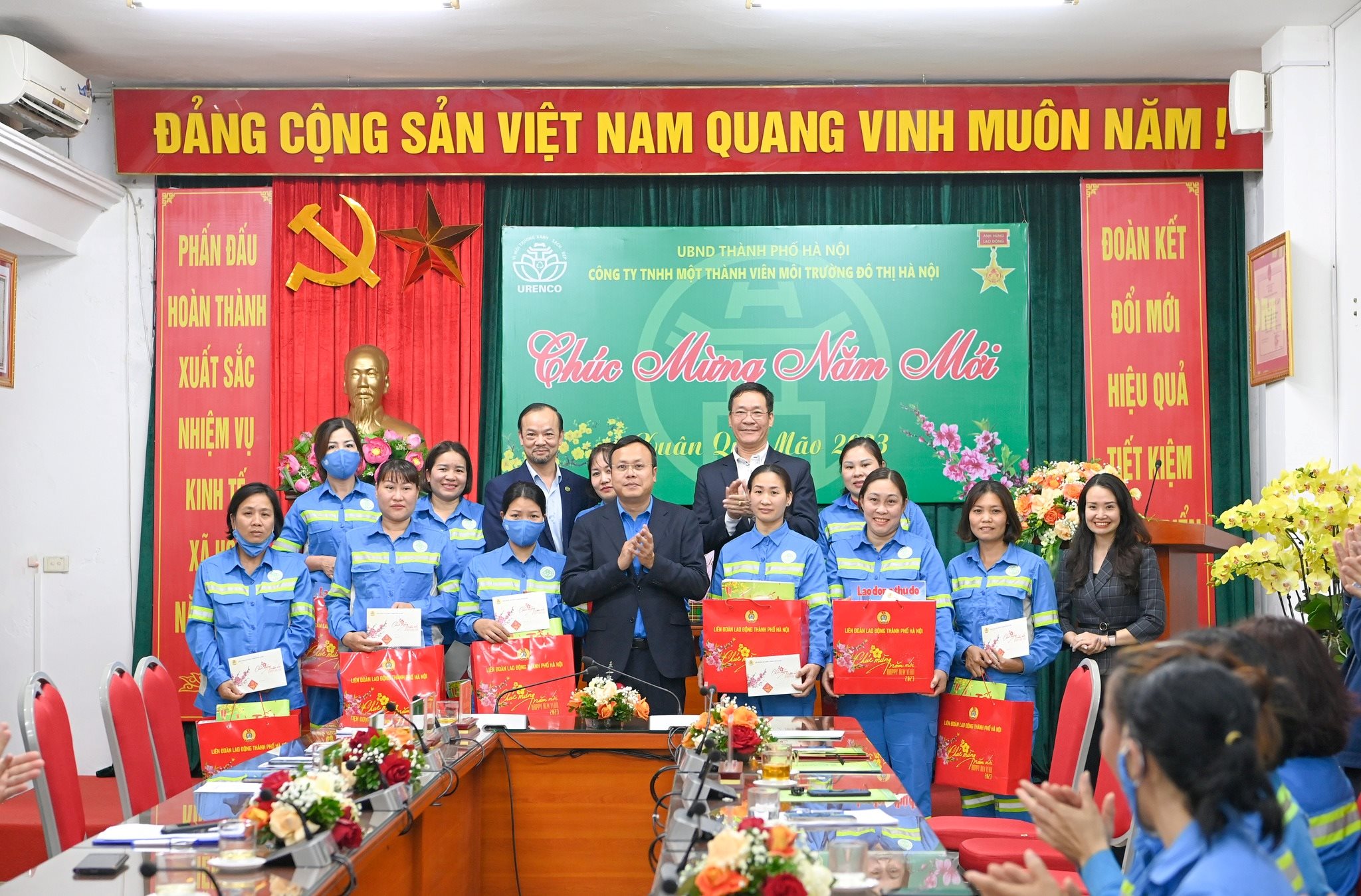 6.-chu-tich-ldld-tp-tang-qua-cong-6.-nhan.jpg