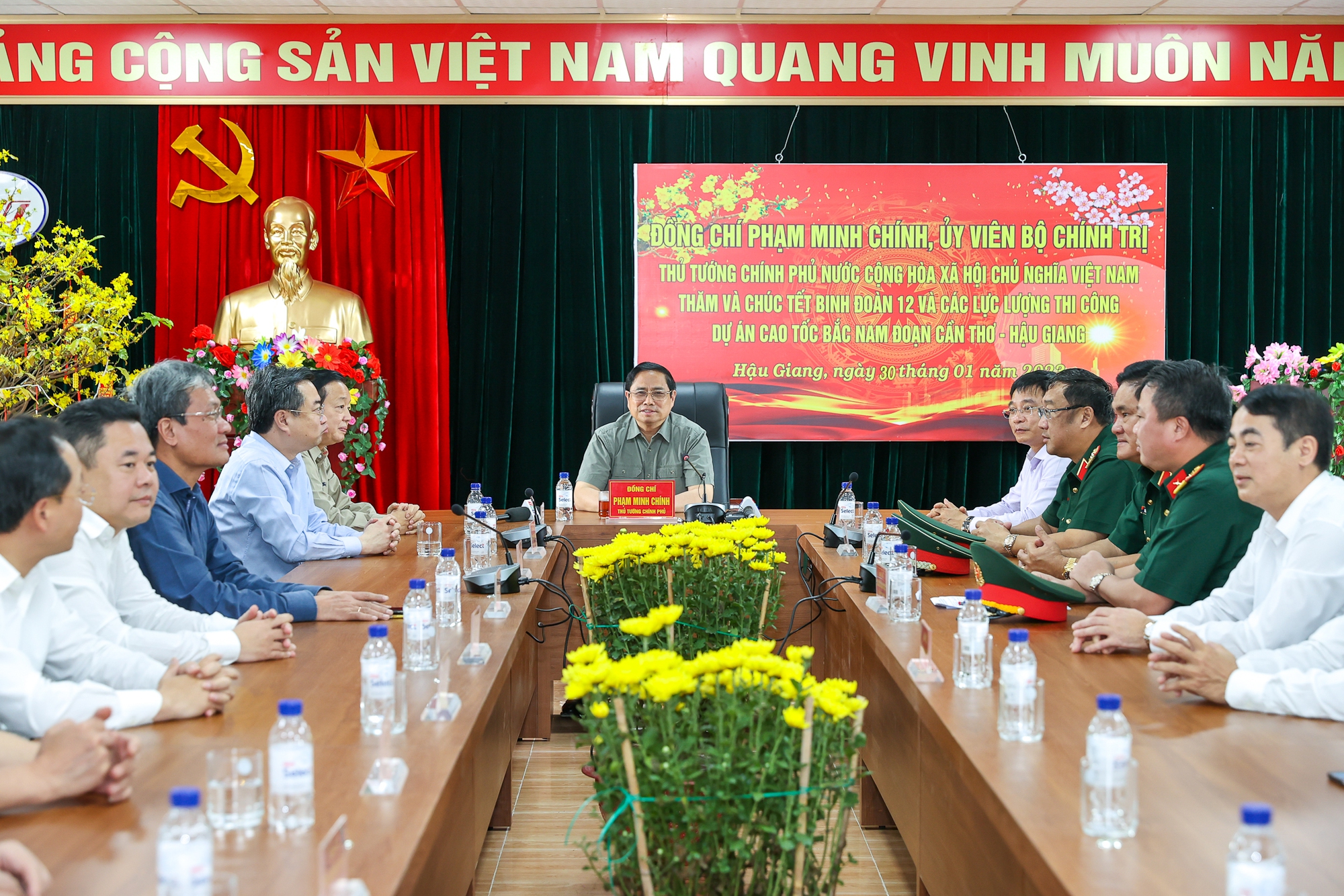 Thủ tướng đôn đốc các dự án cao tốc ĐBSCL, lần thứ 3 thị sát công trường cầu Mỹ Thuận 2 - Ảnh 8. Thủ tướng đôn đốc các dự án cao tốc ĐBSCL, lần thứ 3 thị sát công trường cầu Mỹ Thuận 2 - Ảnh 8.