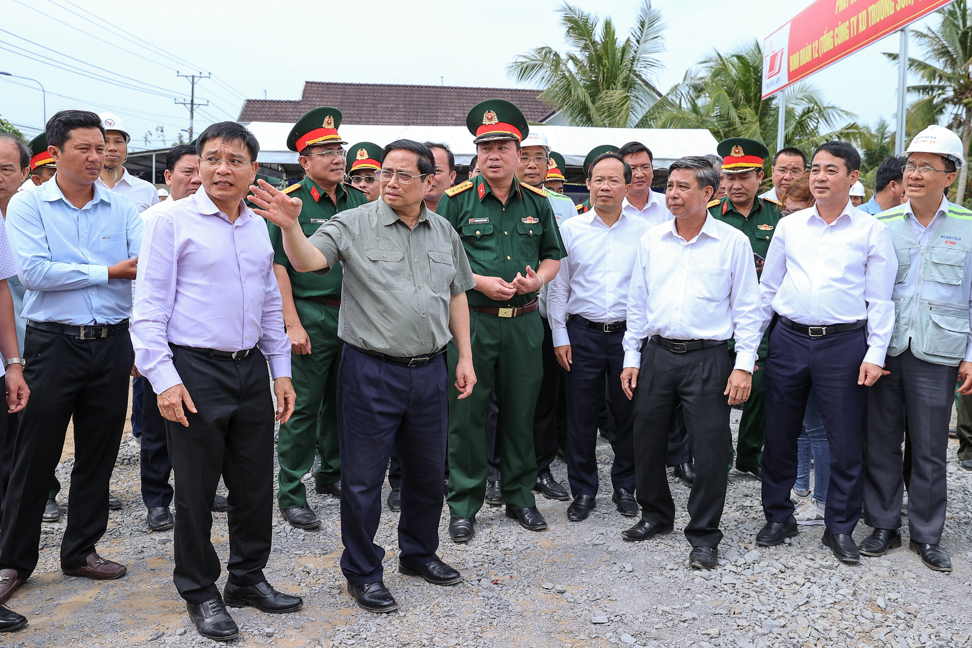 Thủ tướng đôn đốc các dự án cao tốc ĐBSCL, lần thứ 3 thị sát công trường cầu Mỹ Thuận 2 - Ảnh 10. Thủ tướng đôn đốc các dự án cao tốc ĐBSCL, lần thứ 3 thị sát công trường cầu Mỹ Thuận 2 - Ảnh 10.