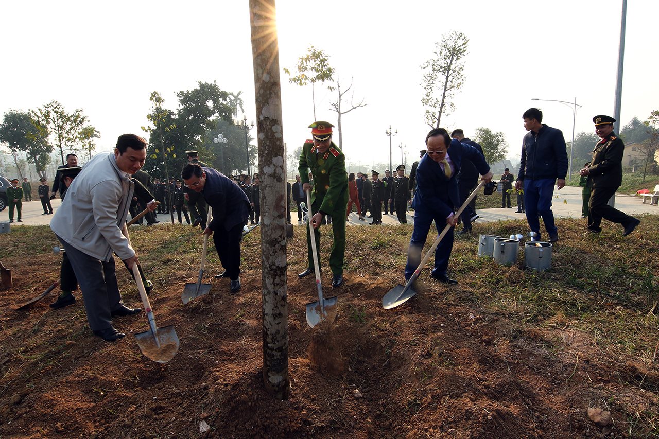 small_ttr-nhan-trong-cay.jpg