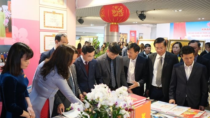cac-dai-bieu-tham-quan-gian-trung-bay-cac-an-pham-bao-chi-truyen-thong-tai-hoi-bao-xuan-quy-mao-2023.jpg