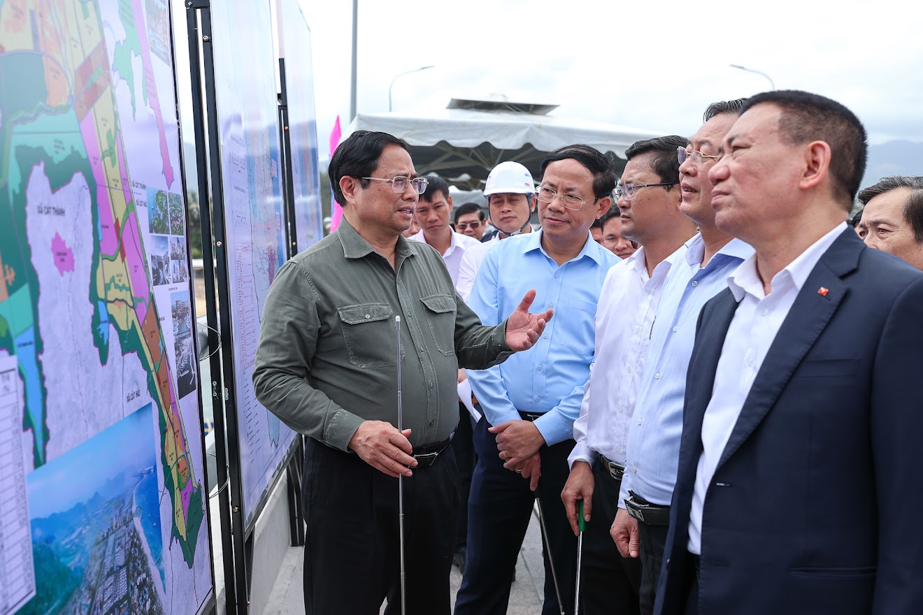 Thủ tướng khảo sát một số công trình, dự án lớn tại Bình Định - Ảnh 8. Thủ tướng khảo sát một số công trình, dự án lớn tại Bình Định - Ảnh 8.
