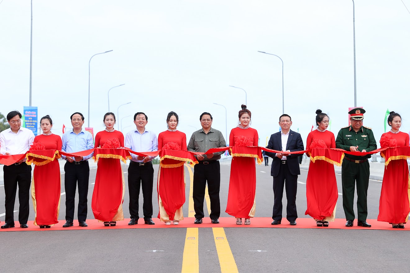 Thủ tướng khảo sát một số công trình, dự án lớn tại Bình Định - Ảnh 6. Thủ tướng khảo sát một số công trình, dự án lớn tại Bình Định - Ảnh 6.