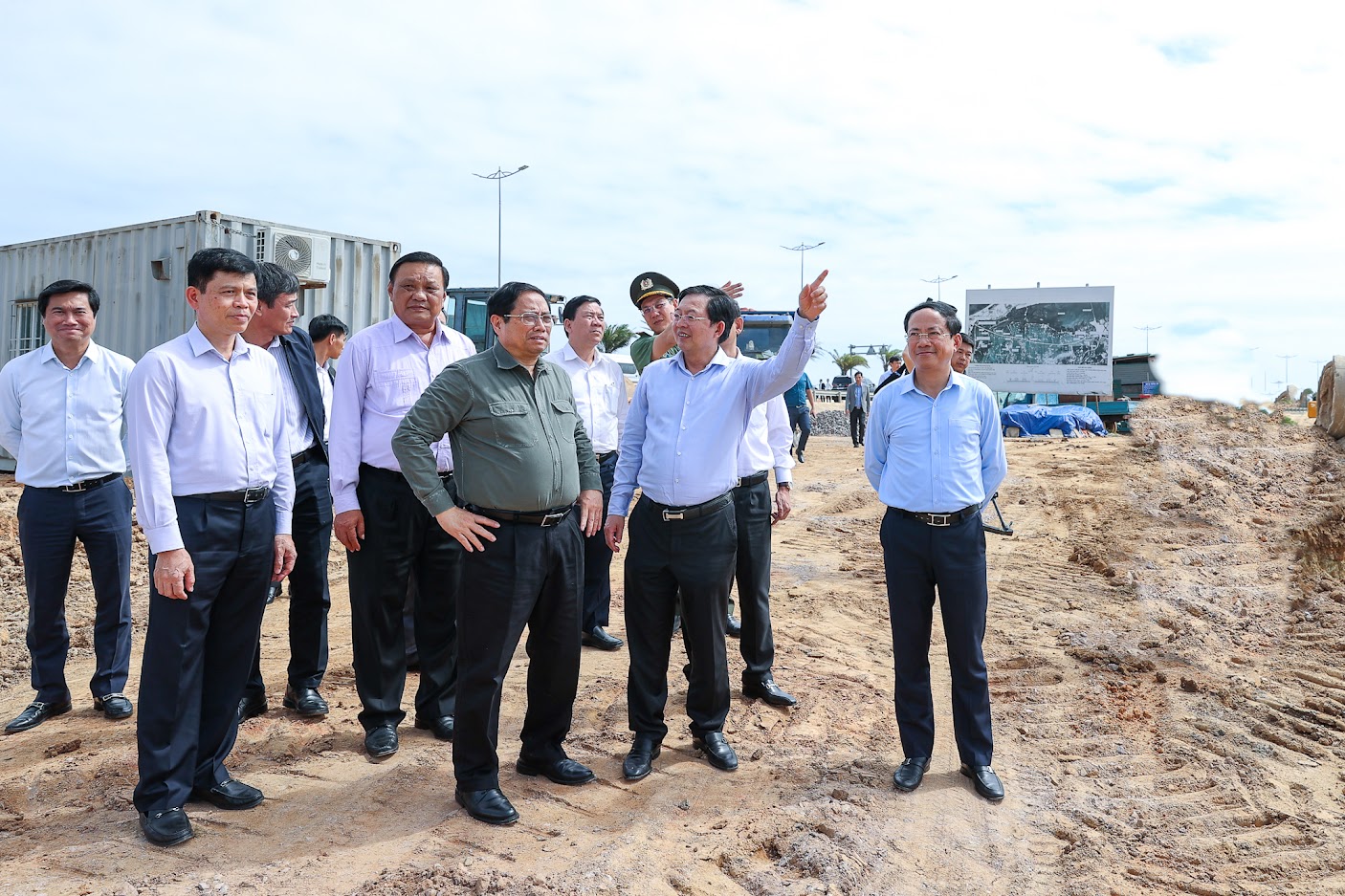 Thủ tướng khảo sát một số dự án hạ tầng, công nghiệp lớn và mô hình nhà thu nhập thấp tại Bình Định - Ảnh 8. Thủ tướng khảo sát một số dự án hạ tầng, công nghiệp lớn và mô hình nhà thu nhập thấp tại Bình Định - Ảnh 8.