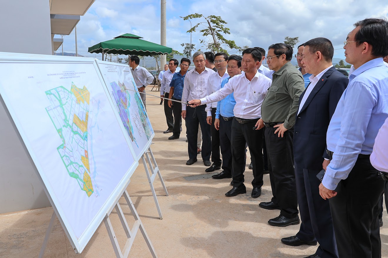 Thủ tướng khảo sát một số dự án hạ tầng, công nghiệp lớn và mô hình nhà thu nhập thấp tại Bình Định - Ảnh 10. Thủ tướng khảo sát một số dự án hạ tầng, công nghiệp lớn và mô hình nhà thu nhập thấp tại Bình Định - Ảnh 10.