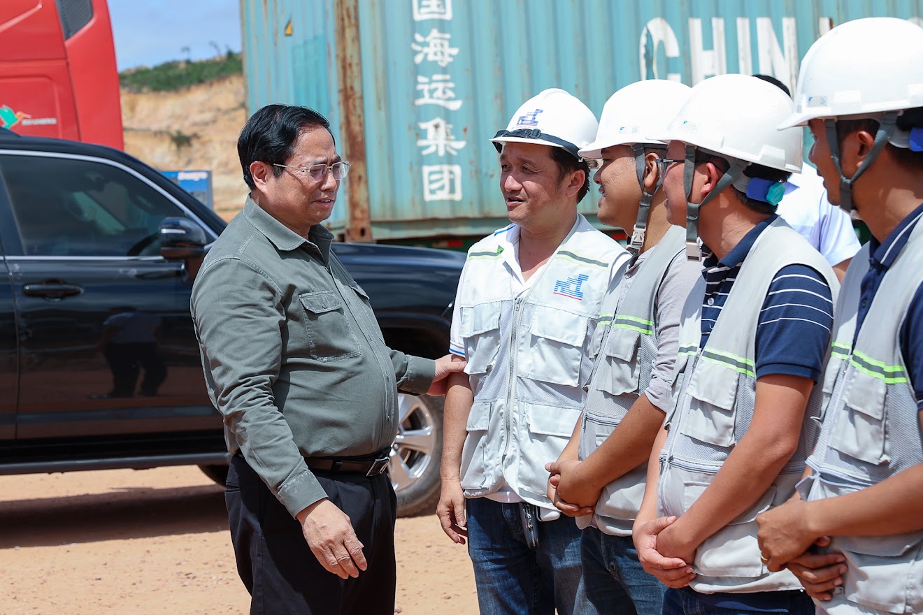 Thủ tướng khảo sát một số dự án hạ tầng, công nghiệp lớn và mô hình nhà thu nhập thấp tại Bình Định - Ảnh 11. Thủ tướng khảo sát một số dự án hạ tầng, công nghiệp lớn và mô hình nhà thu nhập thấp tại Bình Định - Ảnh 11.