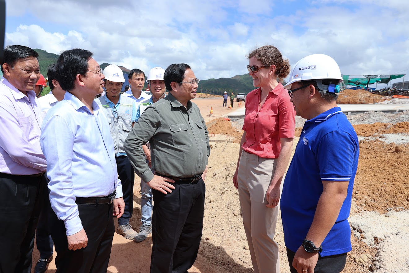Thủ tướng khảo sát một số dự án hạ tầng, công nghiệp lớn và mô hình nhà thu nhập thấp tại Bình Định - Ảnh 12. Thủ tướng khảo sát một số dự án hạ tầng, công nghiệp lớn và mô hình nhà thu nhập thấp tại Bình Định - Ảnh 12.