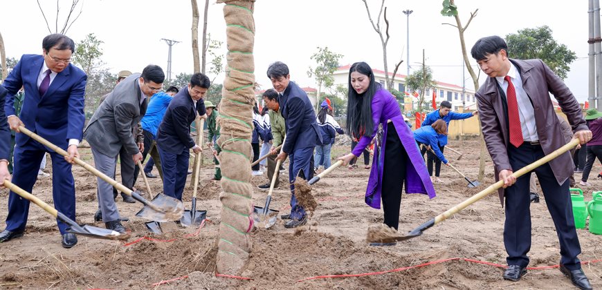 1.-bi-thu-tinh-uy-hoang-thi-thuy-lan-va-cac-dai-bieu-trong-cay-trong-khuon-vien.jpg
