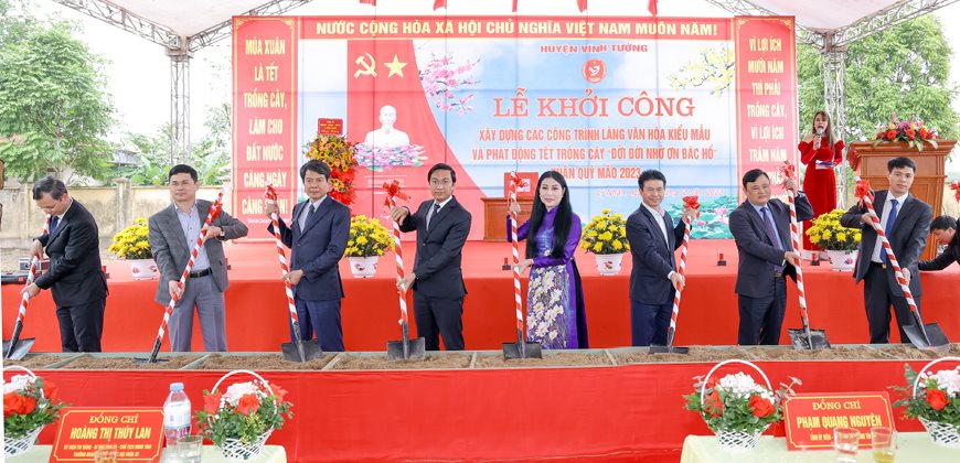1.1-bi-thu-tinh-uy-hoang-thi-thuy-lan-cung-cac-dai-bieu-dong-tho-khoi-cong-xay-dung-lang-van-hoa-kieu-mau.jpg
