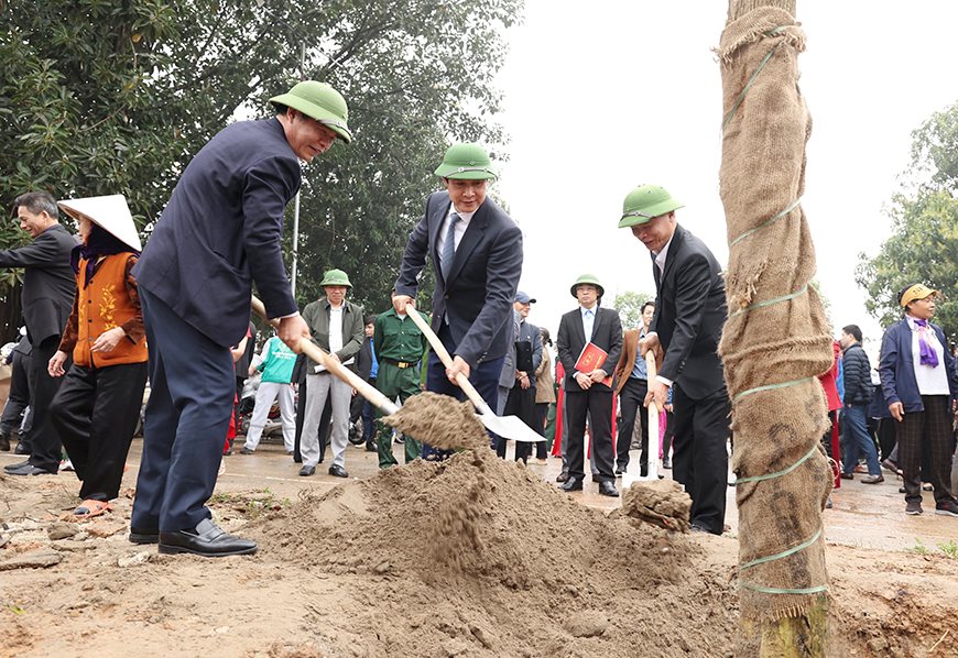 2-pho-bi-thu-thuong-truc-tinh-uy-pham-hoang-anh-cung-cac-dai-bieu-trong-cay-xanh.jpg