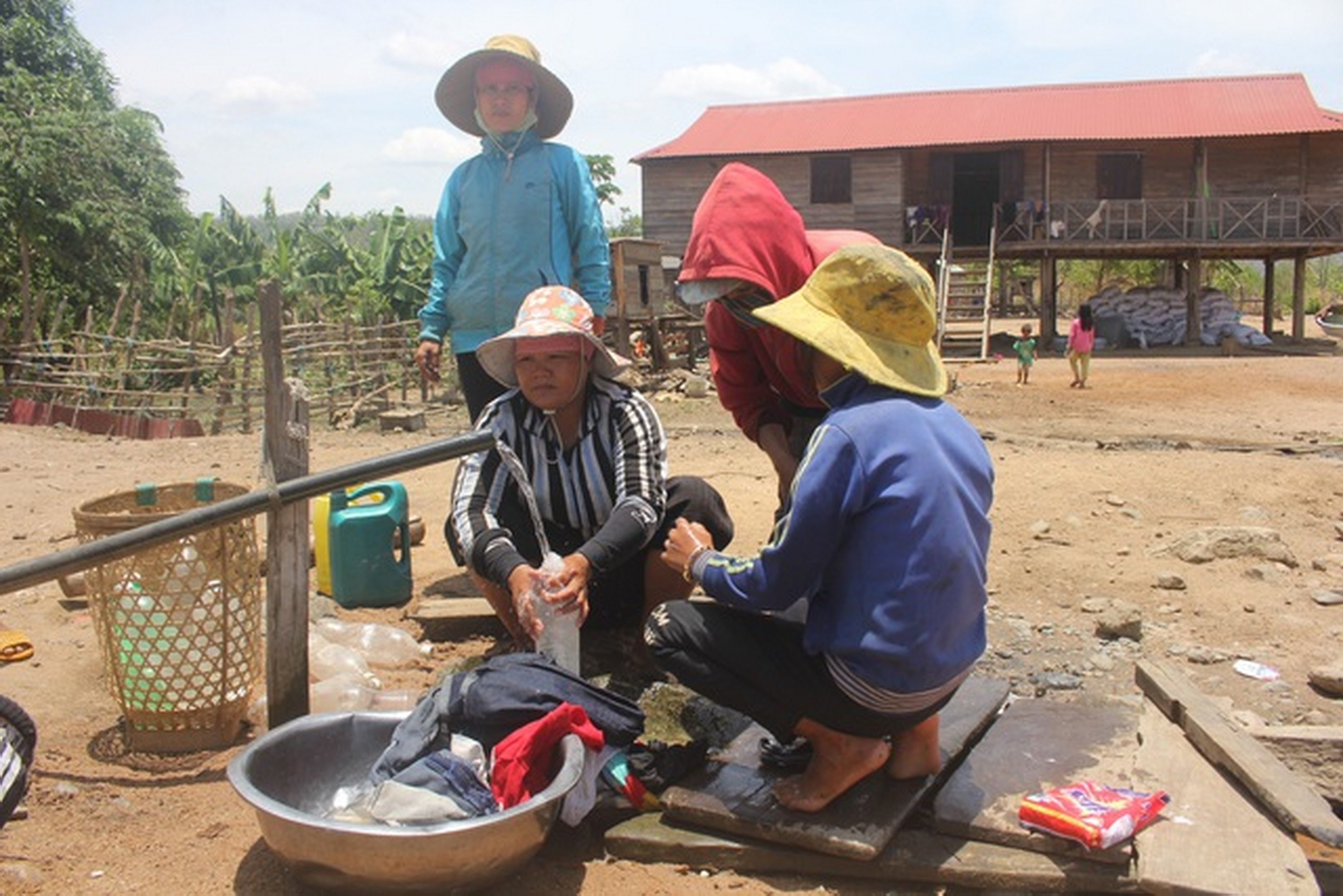 anh-2.-cuoc-song-dan-di-cu-kho-khan.jpg