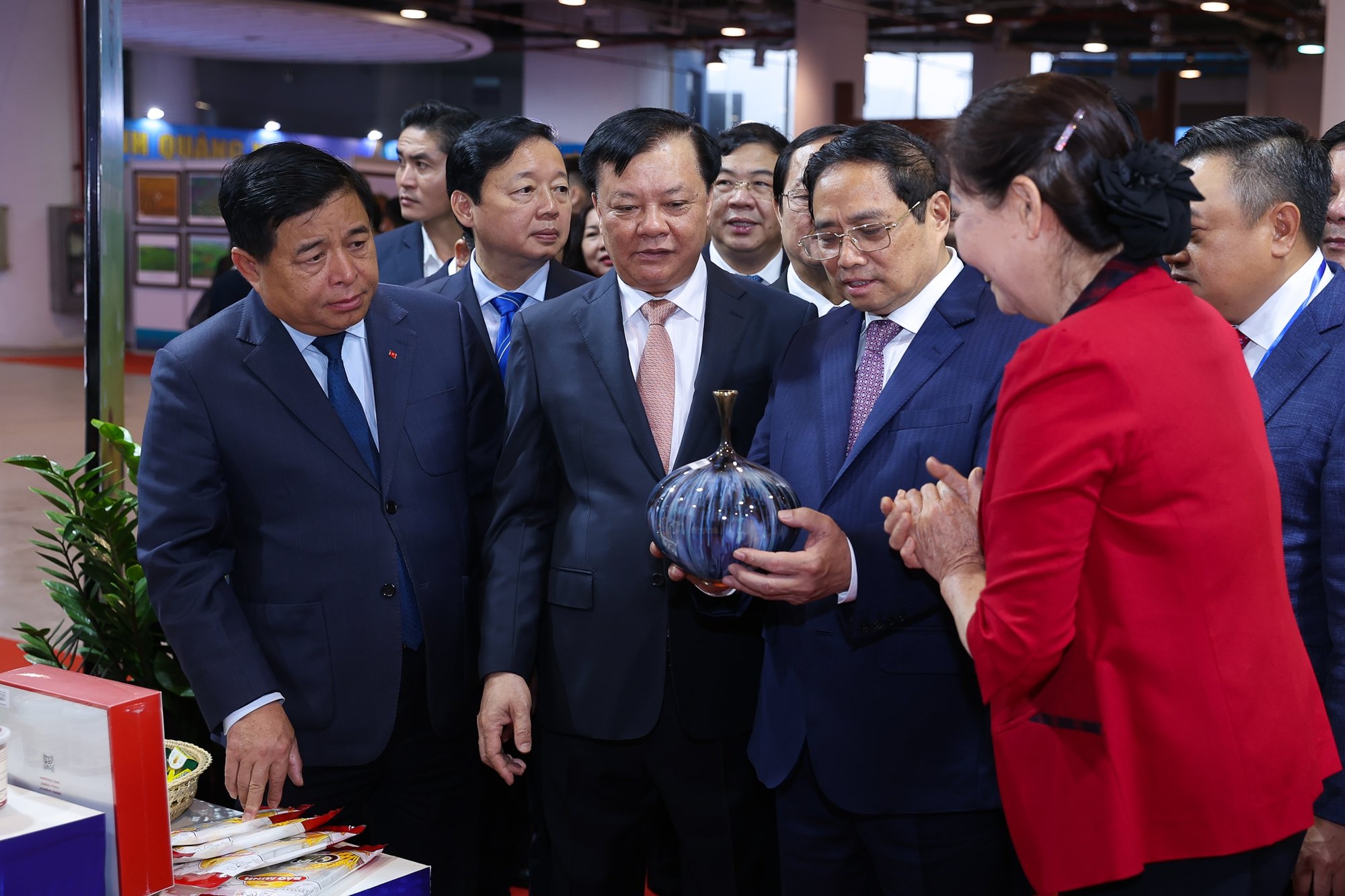 Chính phủ triển khai Chương trình hành động thực hiện Nghị quyết của Bộ Chính trị về Vùng Đồng bằng sông Hồng - Ảnh 7. Chính phủ triển khai Chương trình hành động thực hiện Nghị quyết của Bộ Chính trị về Vùng Đồng bằng sông Hồng - Ảnh 7.