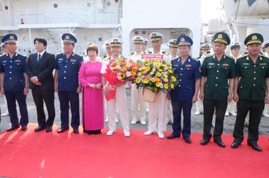 doan-tau-tuan-tra-settsu-chup-anh-luu-niem-cung-luc-luong-canh-sat-bien-viet-nam.jpg