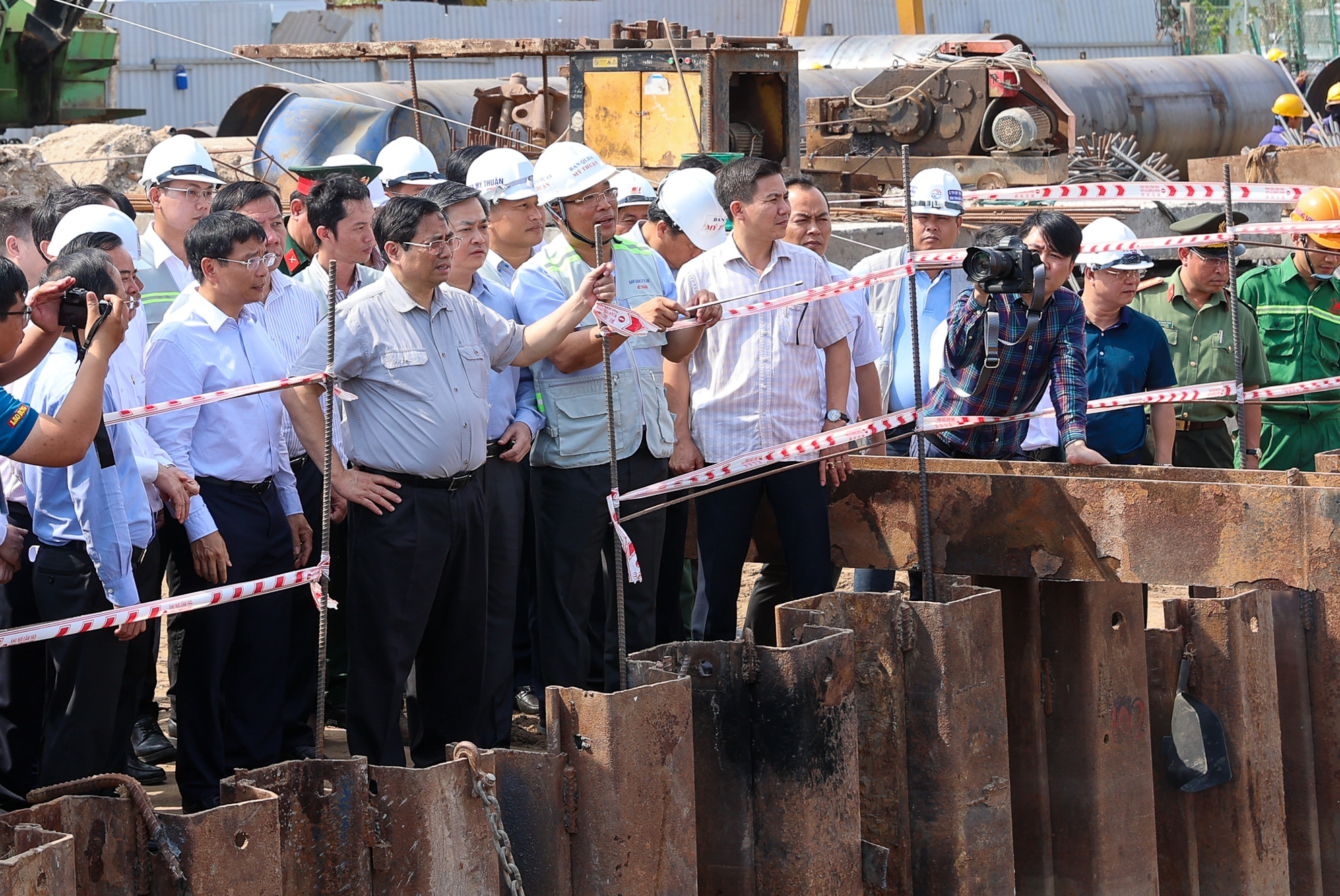 Thủ tướng chấn chỉnh khâu GPMB, đôn đốc dự án cầu Rạch Miễu 2 và khảo sát tuyến đường ven biển Bến Tre - Ảnh 2. Thủ tướng chấn chỉnh khâu GPMB, đôn đốc dự án cầu Rạch Miễu 2 và khảo sát tuyến đường ven biển Bến Tre - Ảnh 2.