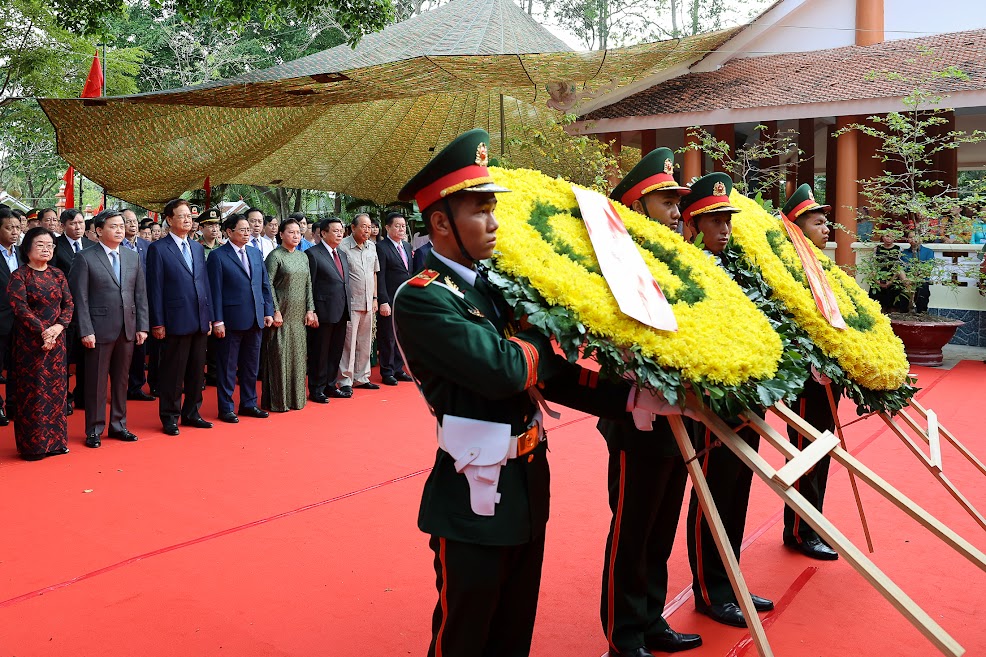 Thủ tướng Phạm Minh Chính dâng hương tưởng niệm đồng chí Huỳnh Tấn Phát - Ảnh 1. Thủ tướng Phạm Minh Chính dâng hương tưởng niệm đồng chí Huỳnh Tấn Phát - Ảnh 1.
