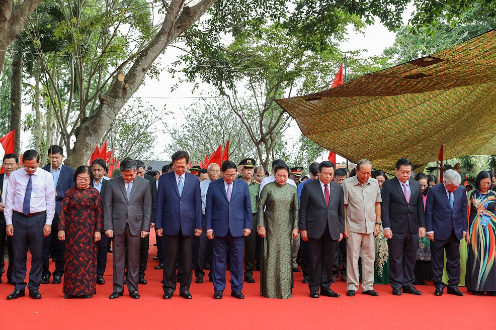 Thủ tướng Phạm Minh Chính dâng hương tưởng niệm đồng chí Huỳnh Tấn Phát - Ảnh 3. Thủ tướng Phạm Minh Chính dâng hương tưởng niệm đồng chí Huỳnh Tấn Phát - Ảnh 3.