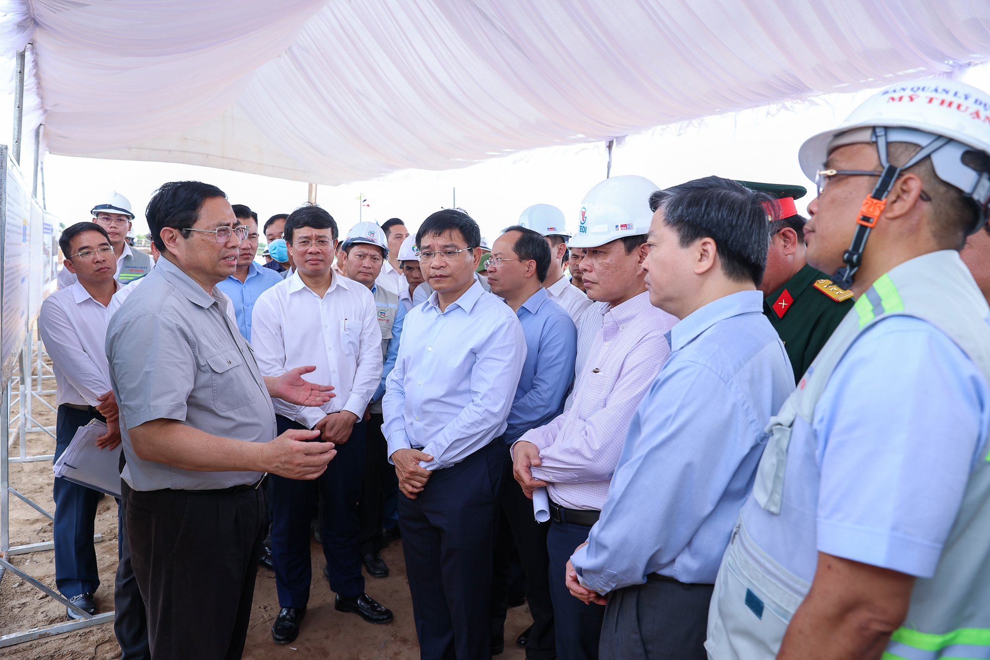 Thủ tướng chấn chỉnh khâu GPMB, đôn đốc dự án cầu Rạch Miễu 2 và khảo sát tuyến đường ven biển Bến Tre - Ảnh 4. Thủ tướng chấn chỉnh khâu GPMB, đôn đốc dự án cầu Rạch Miễu 2 và khảo sát tuyến đường ven biển Bến Tre - Ảnh 4.