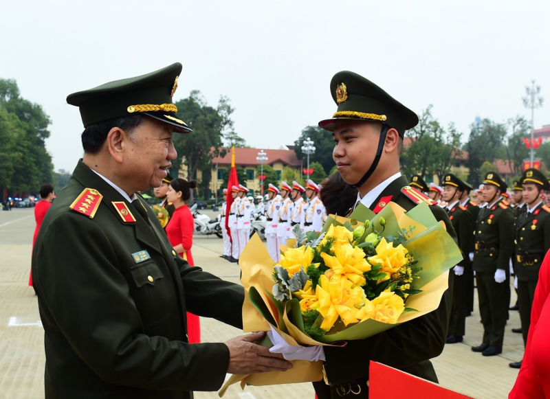 Luôn xứng đáng là “lá chắn thép vững chắc bảo vệ Đảng, bảo vệ lãnh tụ” - Ảnh 1. Luôn xứng đáng là “lá chắn thép vững chắc bảo vệ Đảng, bảo vệ lãnh tụ” - Ảnh 1.