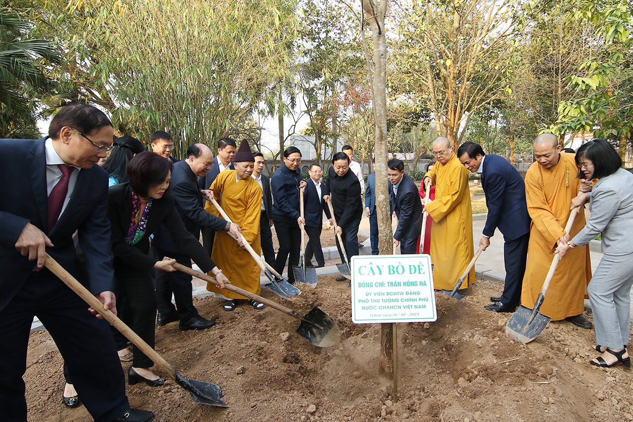 small_ptt-tran-hong-ha_2.jpg