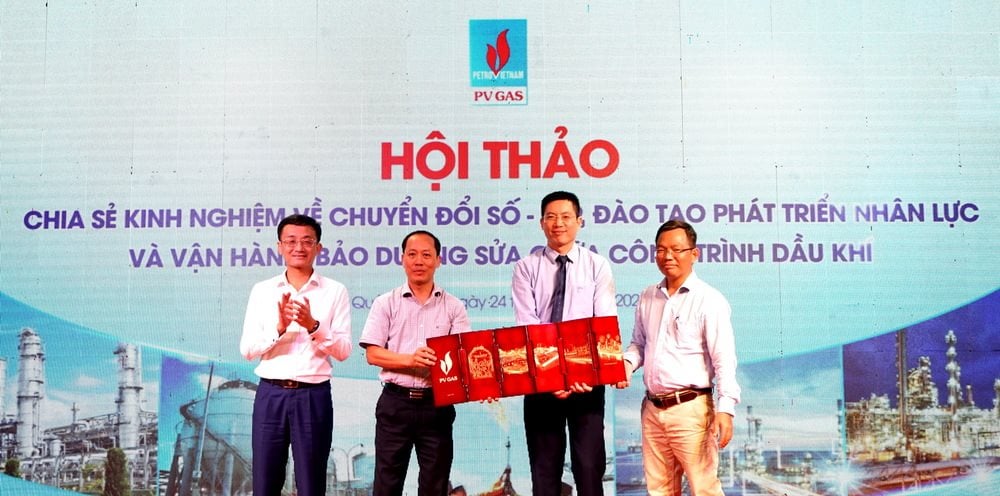 q1.-lanh-dao-tai-hoi-thao.jpg