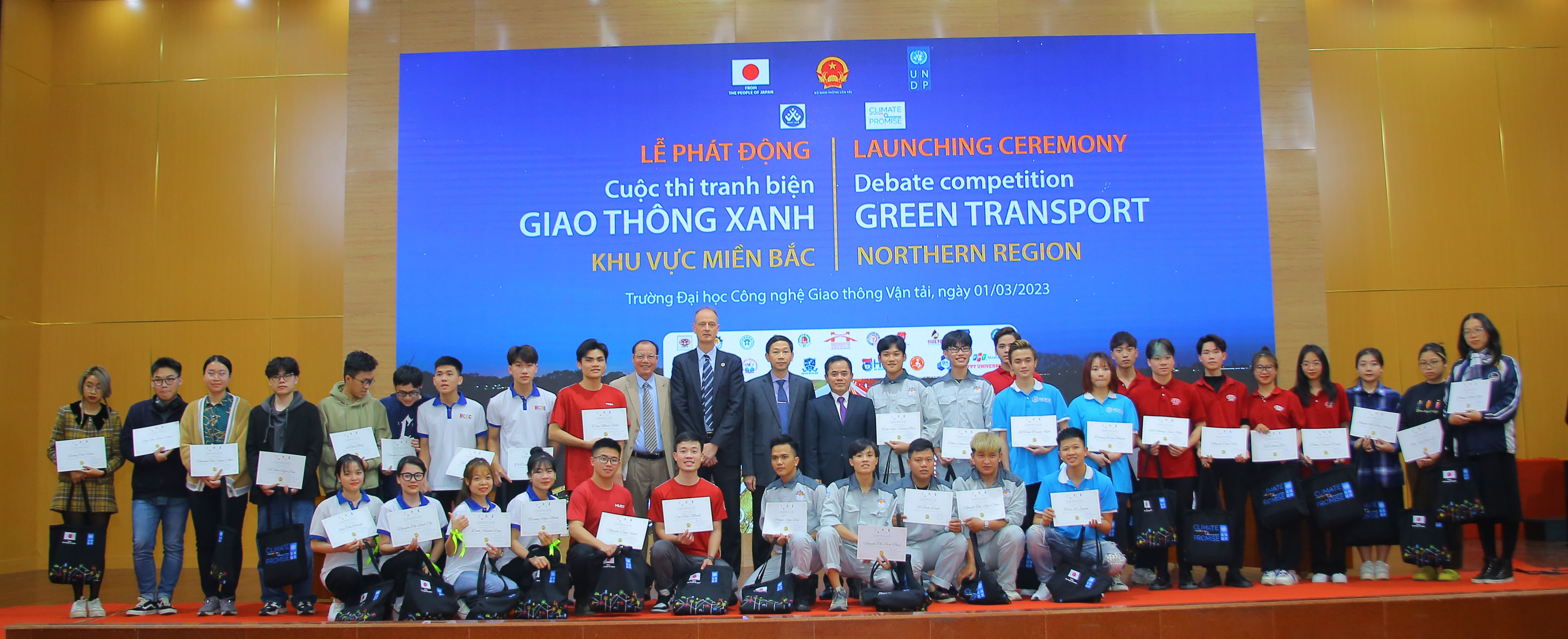 1.btc-tang-chung-nhan-tham-gia-cuoc-thi-cho-cac-thi-sinh.jpg
