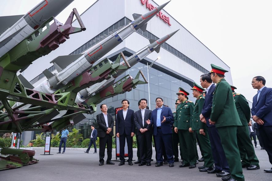 Thủ tướng làm việc với Tập đoàn Viettel về nghiên cứu, sản xuất sản phẩm công nghệ cao - Ảnh 2. Thủ tướng làm việc với Tập đoàn Viettel về nghiên cứu, sản xuất sản phẩm công nghệ cao - Ảnh 2.