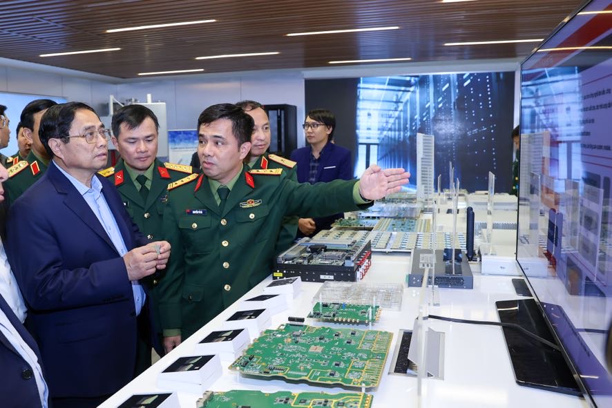 Thủ tướng làm việc với Tập đoàn Viettel về nghiên cứu, sản xuất sản phẩm công nghệ cao - Ảnh 4. Thủ tướng làm việc với Tập đoàn Viettel về nghiên cứu, sản xuất sản phẩm công nghệ cao - Ảnh 4.