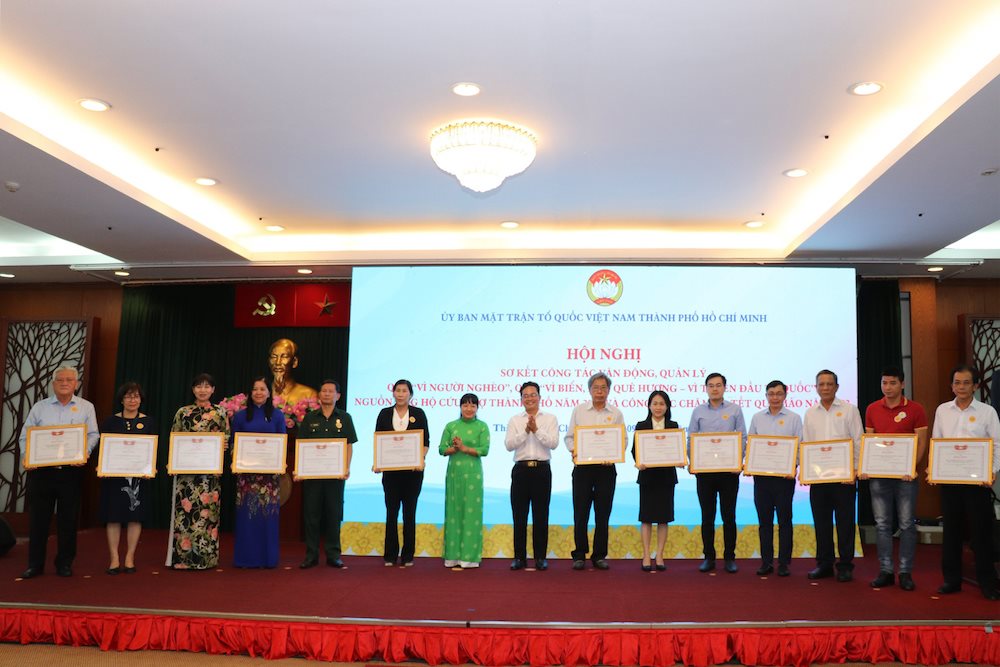 dai-dien-thaco-nhan-bang-khen-da-tich-cuc-tham-gia-van-dong-ung-ho-quy-vi-nguoi-ngheo-nam-2022.jpeg