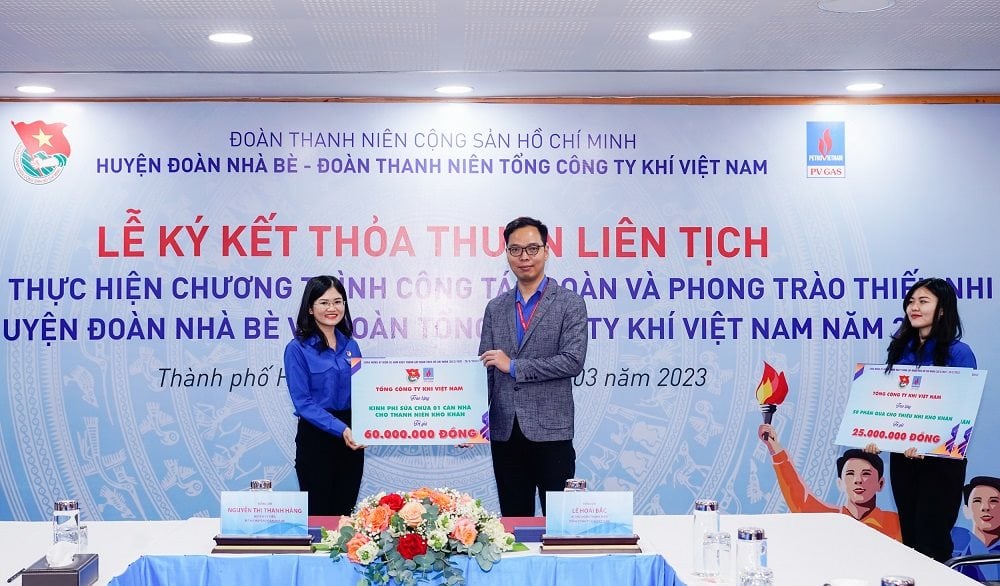 2.-trao-chung-nhan-ho-tro.jpg