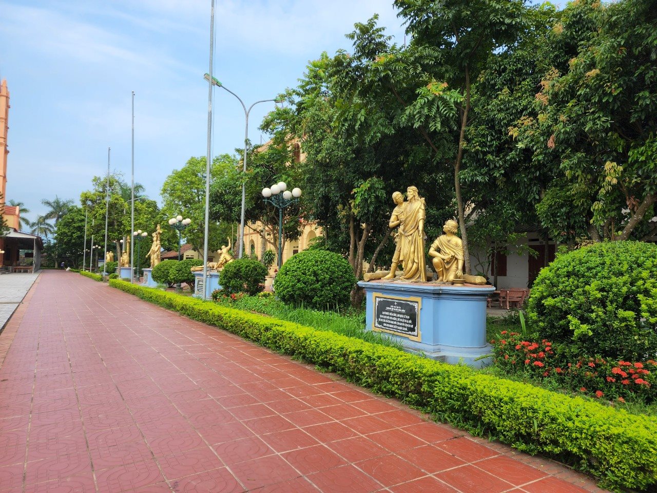 dai-tu-cay-xanh-ben-khuon-vien-1.jpg