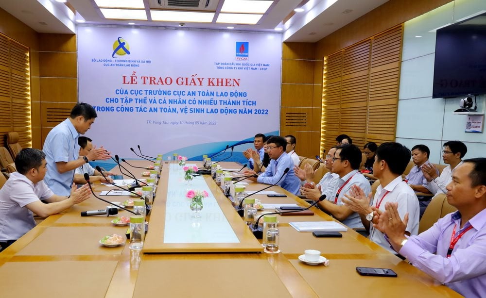 1.-le-trao-tang-khen-thuong-cho-pvgas.jpg