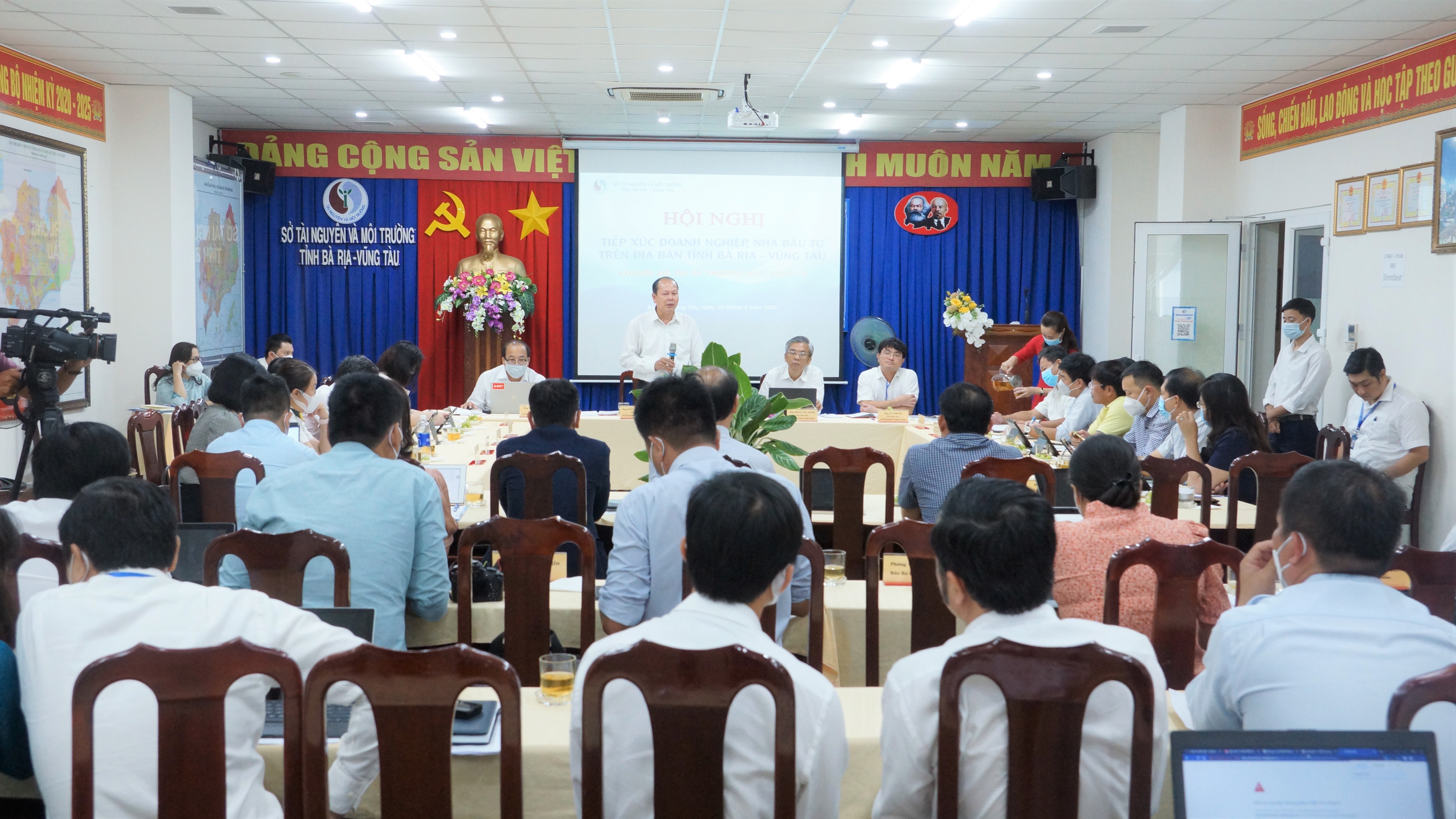 a1.-thuong-xuyen-doi-thoai.jpg