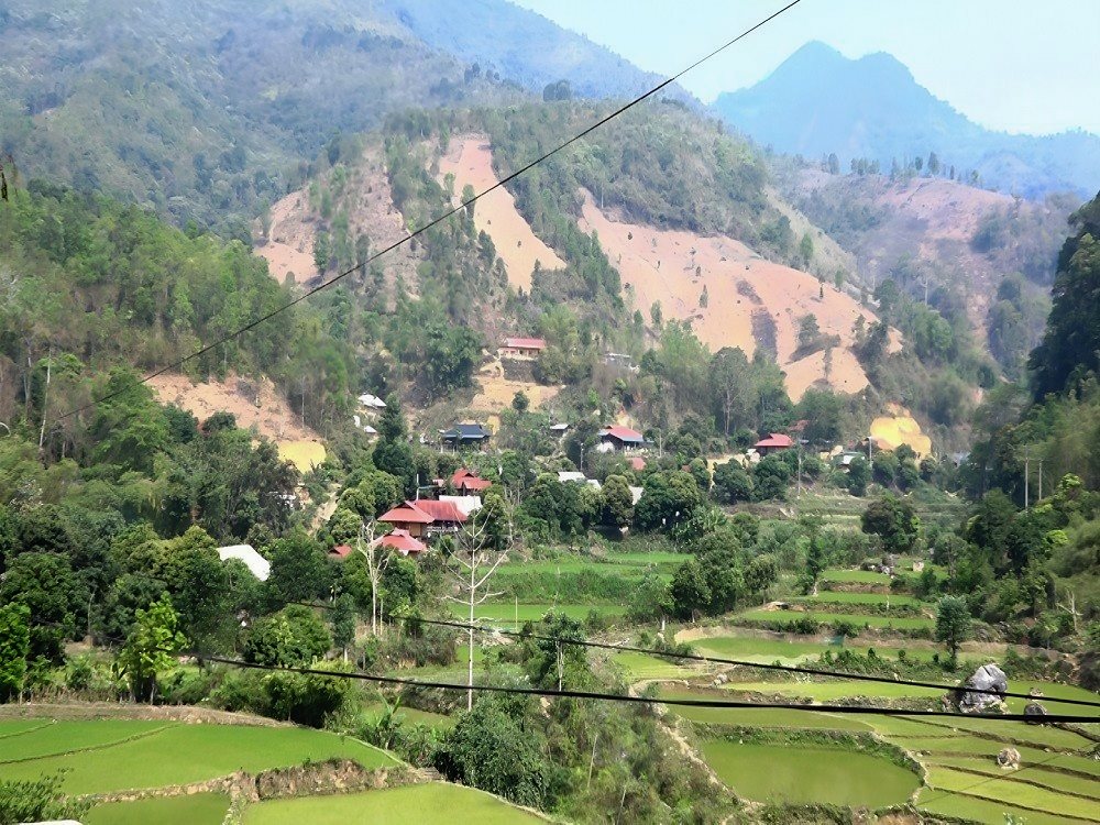 a2-doi-thay-ban-binh-yen-xa-chieng-on-tren-que-moi.jpg