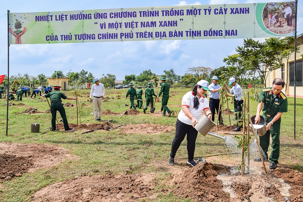 ba-nguyen-thu-thuy-dai-dien-vedan-viet-nam-tham-gia-trong-cay-tren-dia-ban-huyen-long-thanh-tinh-dong-nai.jpg
