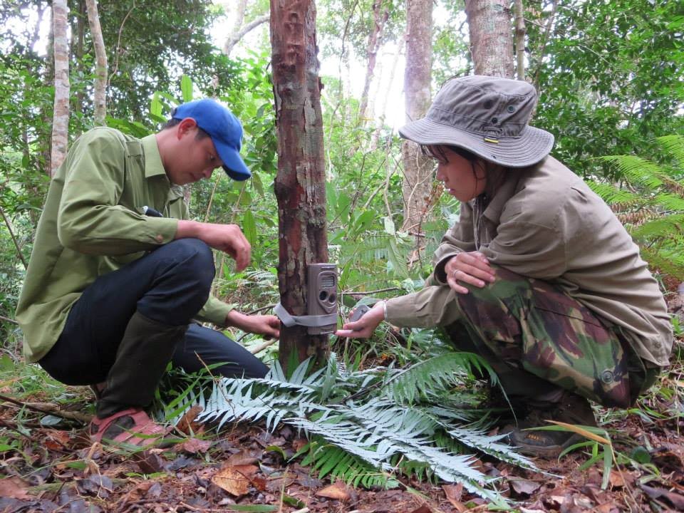 setting-camera-trap.jpg