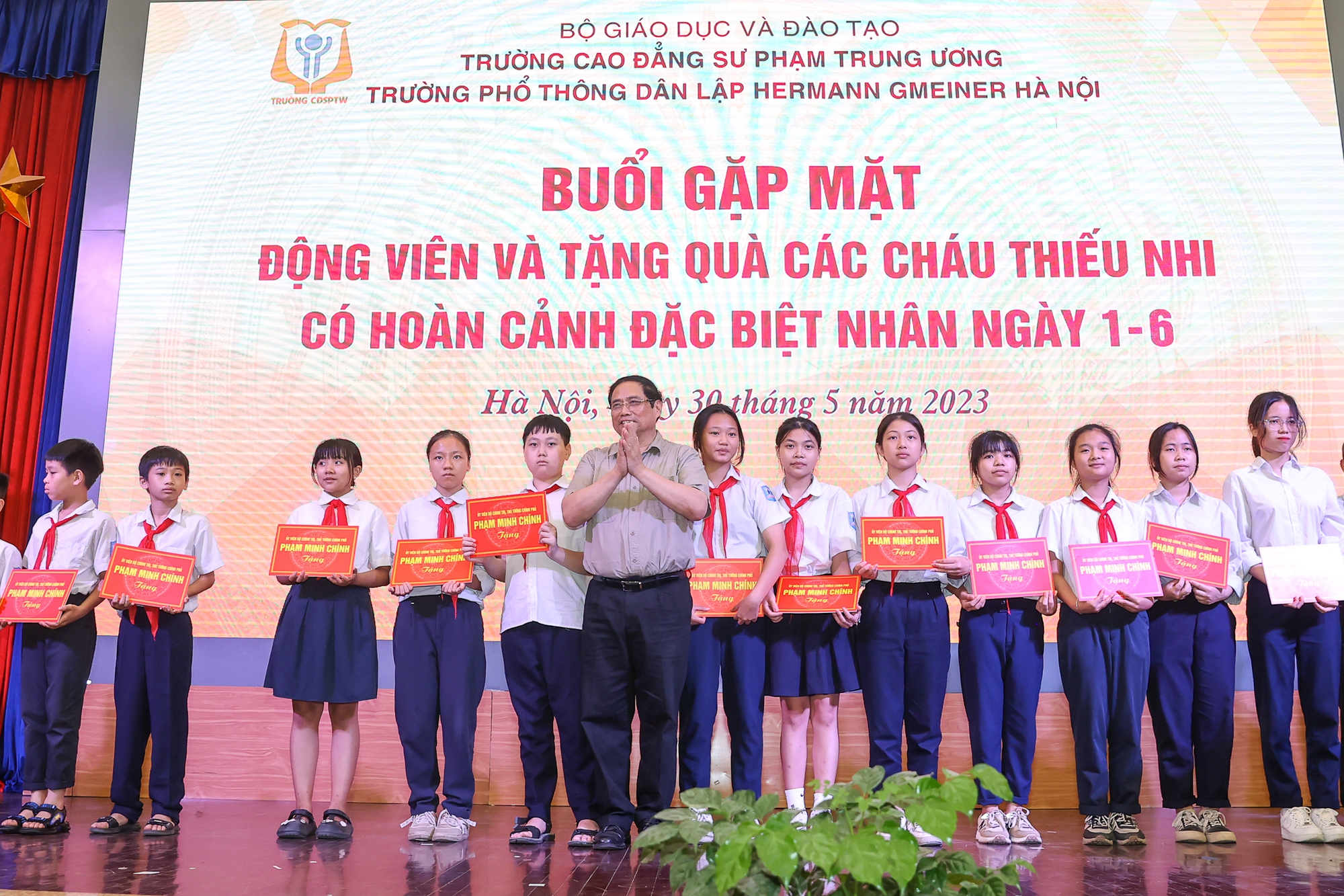 Thủ tướng: Truyền cảm hứng, tạo động lực để trẻ em có hoàn cảnh đặc biệt tự tin, bản lĩnh vươn lên - Ảnh 3.