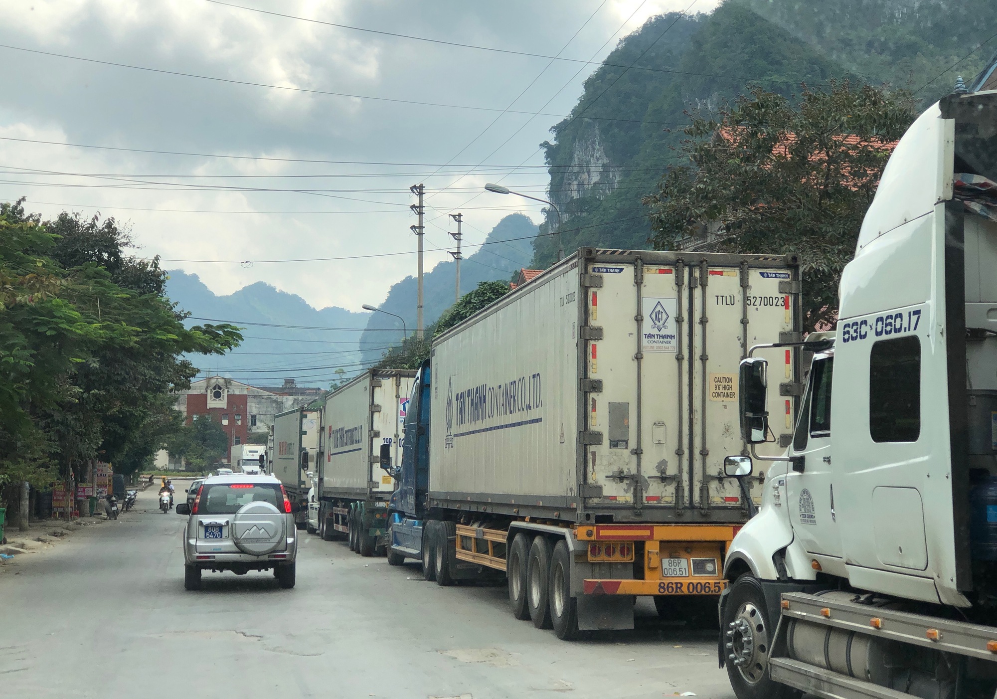 Triển khai các biện pháp cấp bách giảm ùn ứ và thúc đẩy xuất khẩu nông sản tại cửa khẩu biên giới phía Bắc - Ảnh 1.