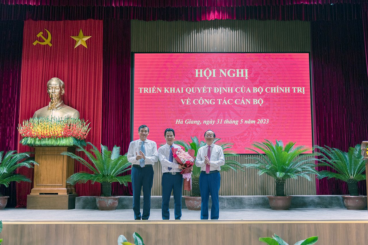 small_lanh-dao-bo-tnmt-tang-hoa.jpg