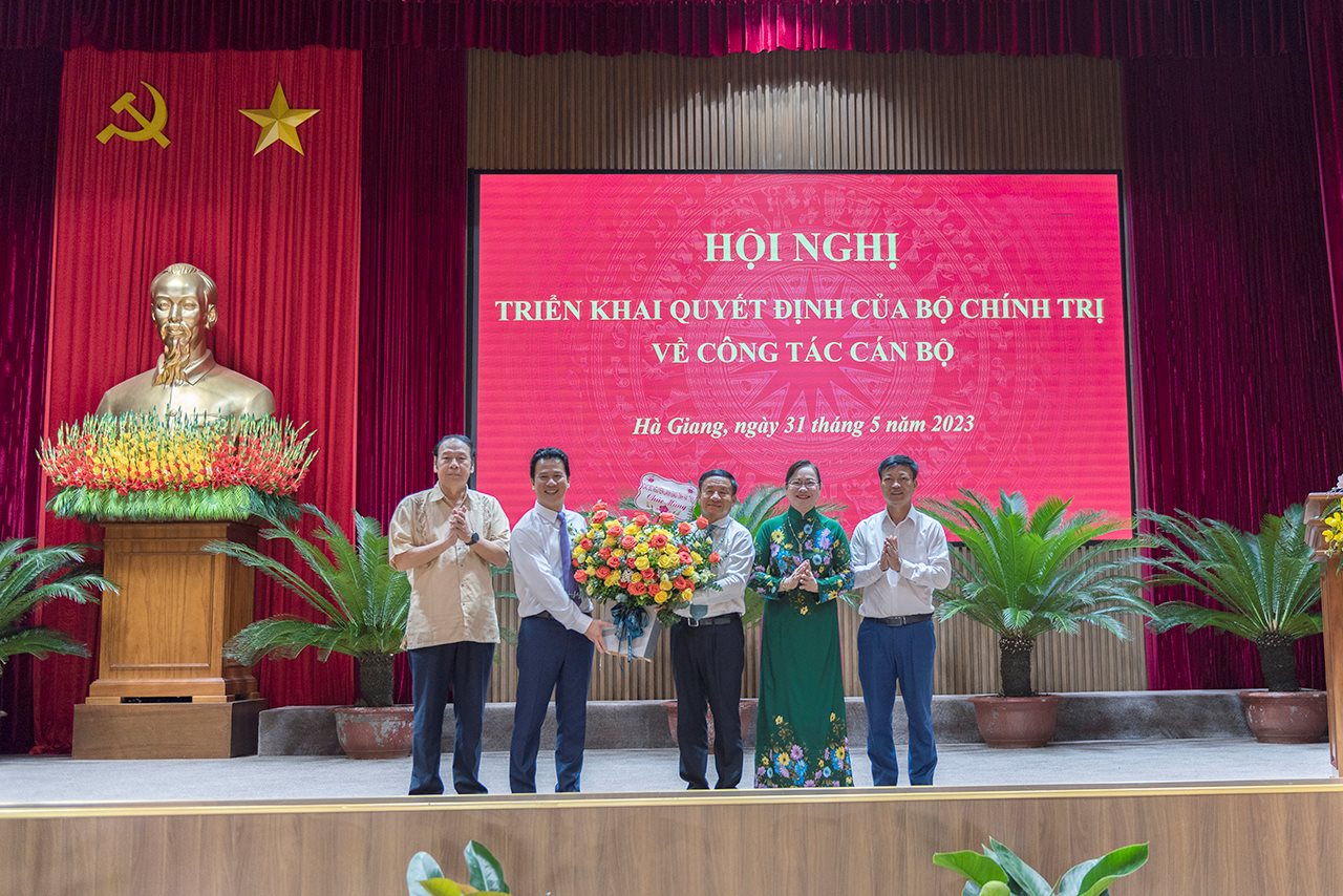 small_lanh-dao-ht-tang-hoa.jpg