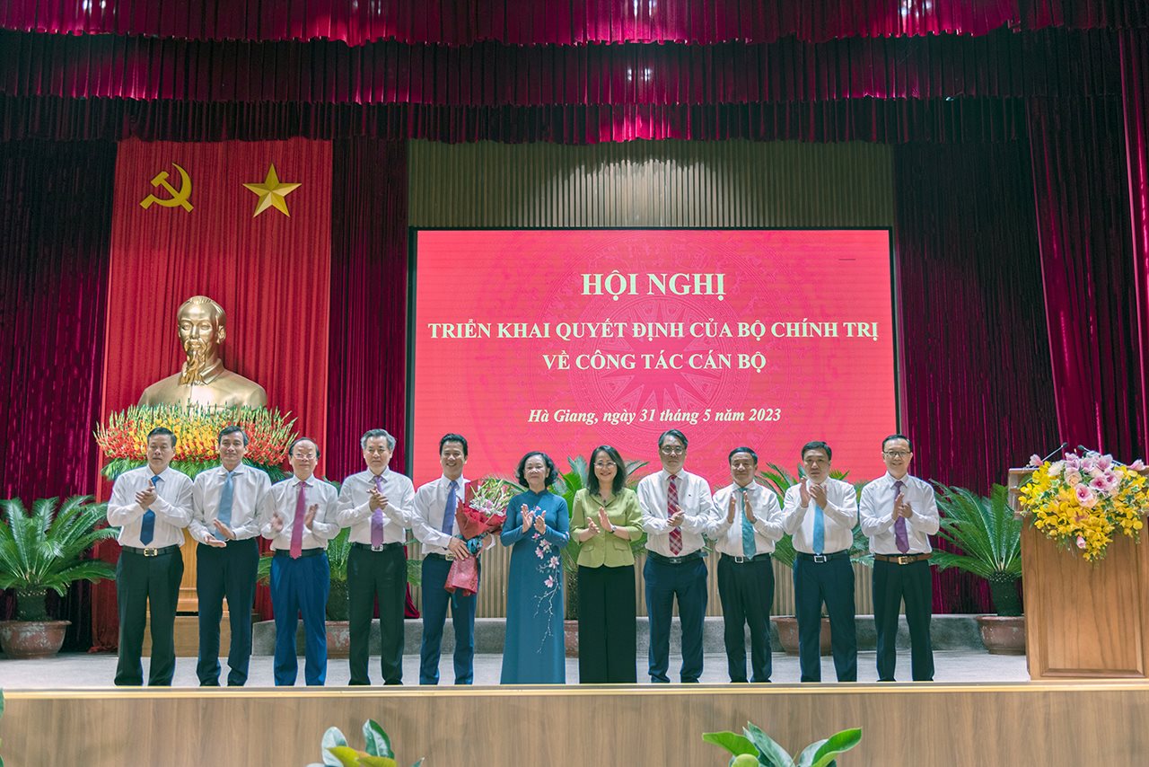 small_lanh-dao-tang-hoa-bt-khanh.jpg