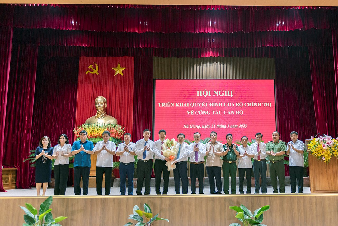 small_thuong-vu-hg-tang-hoa-a-ha.jpg