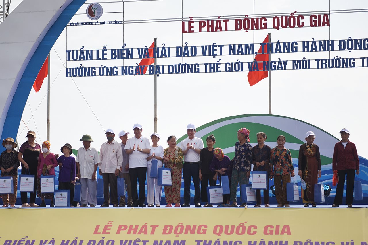 small_bt-tang-qua-nguoi-ngheo.jpg