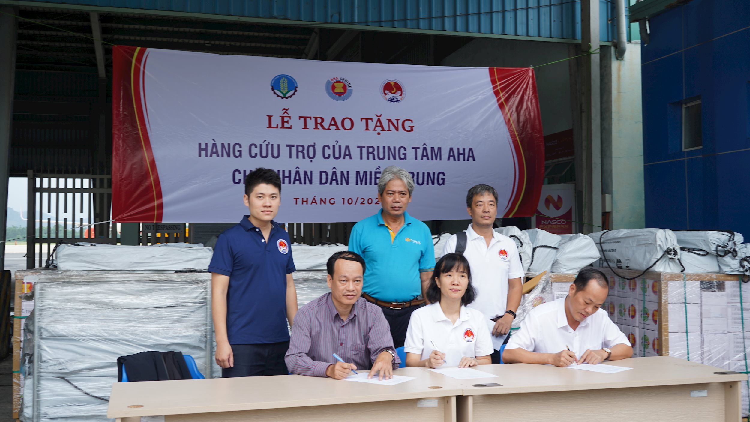 le-trao-tang-hang-cuu-tro-cua-trung-tam-aha-cho-nhan-dan-mien-trung.jpg