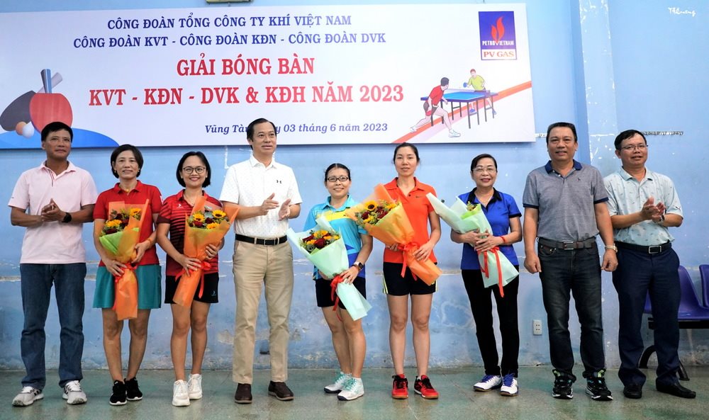 2.-lanh-dao-chuc-mung.jpg